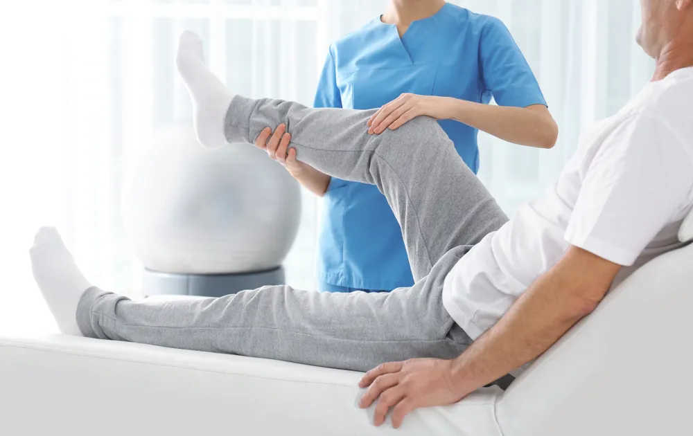 Zdjęcie Czym się różni fizjoterapia od rehabilitacji? Kluczowe różnice i zastosowania