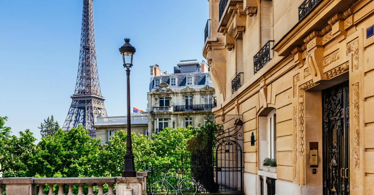 Zdjęcie Paryż i polskie noclegi: Najlepsze opcje zakwaterowania w stolicy Francji
