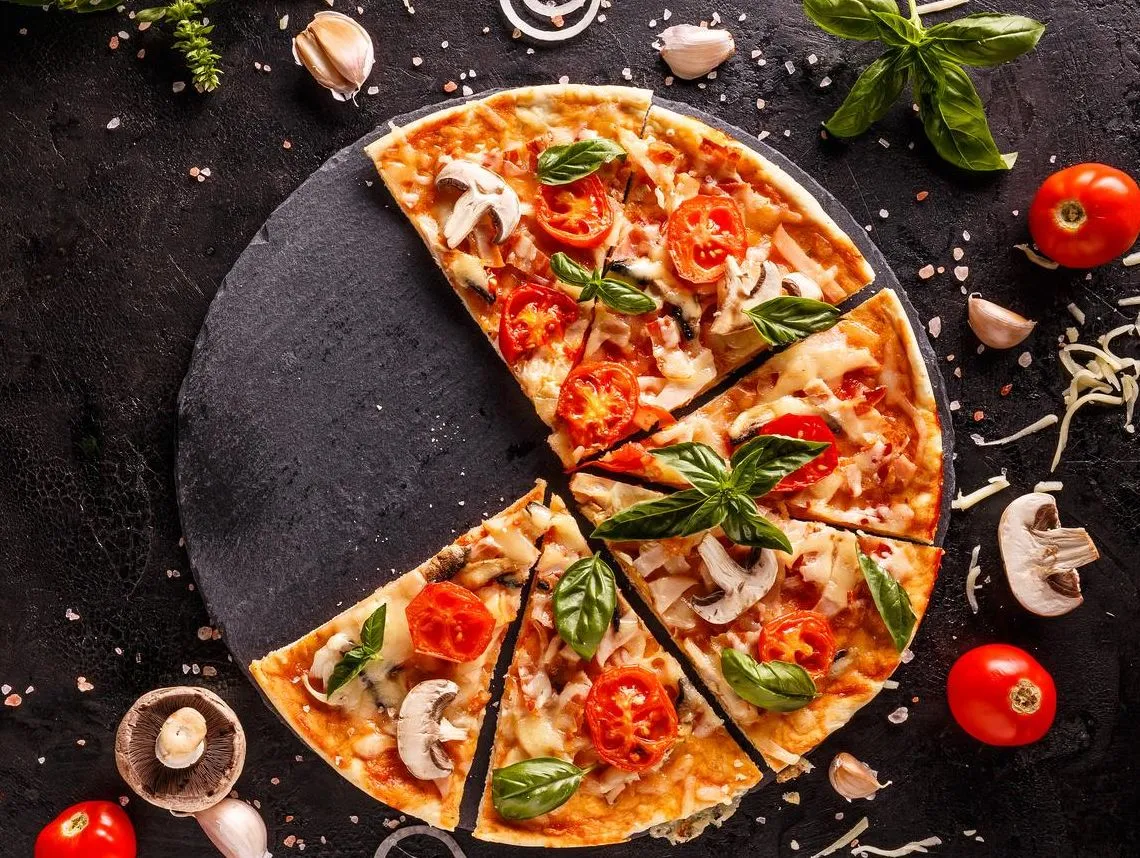 Zdjęcie W jakiej temperaturze piec pizzę w piekarniku elektrycznym, by nie spalić?