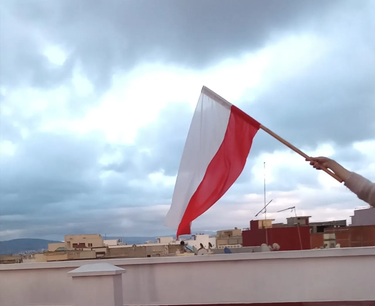 Zdjęcie Odkryj znaczenie wiersza Powiewa flaga i jego patriotyczne przesłanie