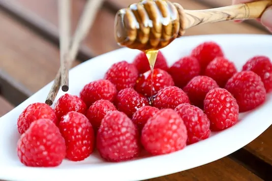 Zdjęcie Jak zrobić ziołomiód malinowy – prosty przepis na zdrowy miód