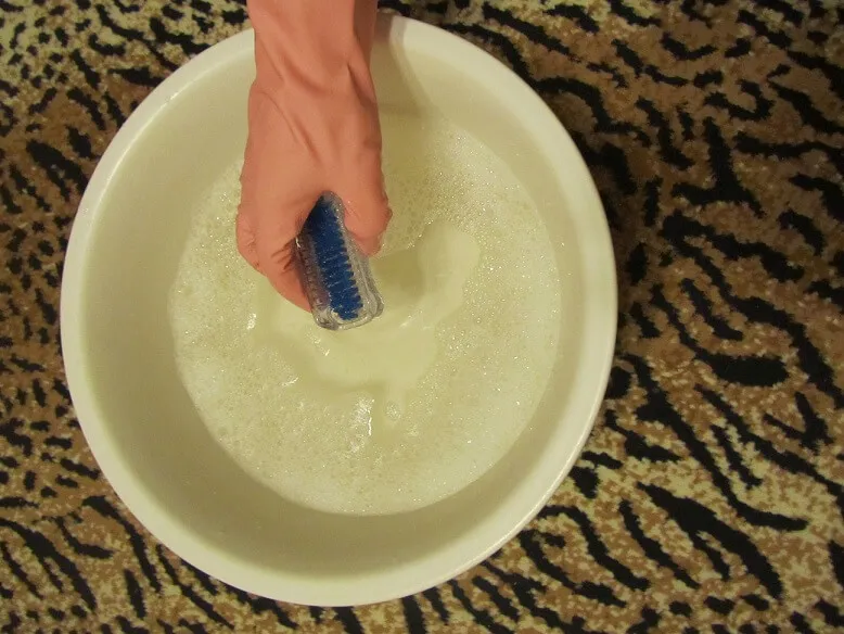 Zdjęcie Skuteczne sposoby na to, czym sprać mocz z kanapy i uniknąć zapachu