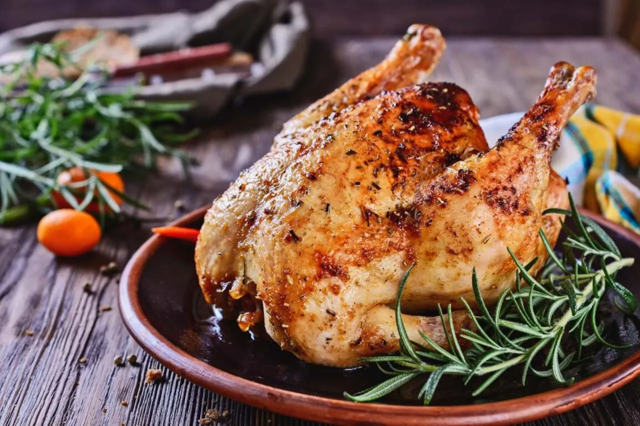 Zdjęcie Jak idealnie piec kurczaka 2 kg, aby uniknąć wysuszenia mięsa