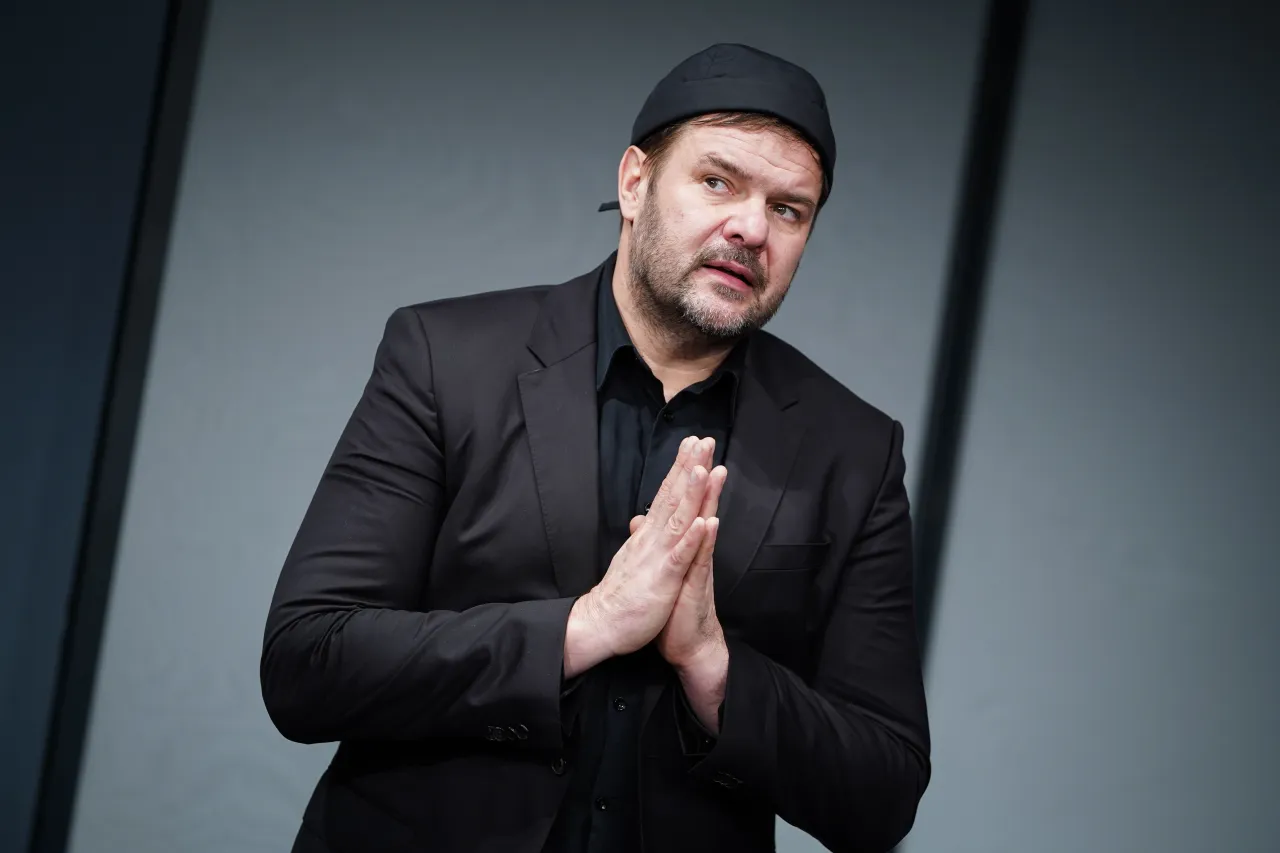 Zdjęcie Tomasz Karolak bez sensu – humorystyczny utwór, który zaskakuje wszystkich