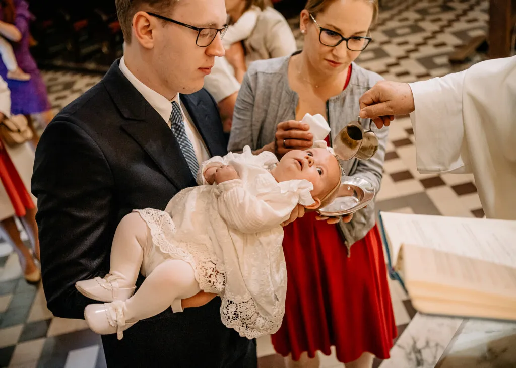 Zdjęcie Ile bierze fotograf za chrzest? Ceny, które zaskoczą rodziców