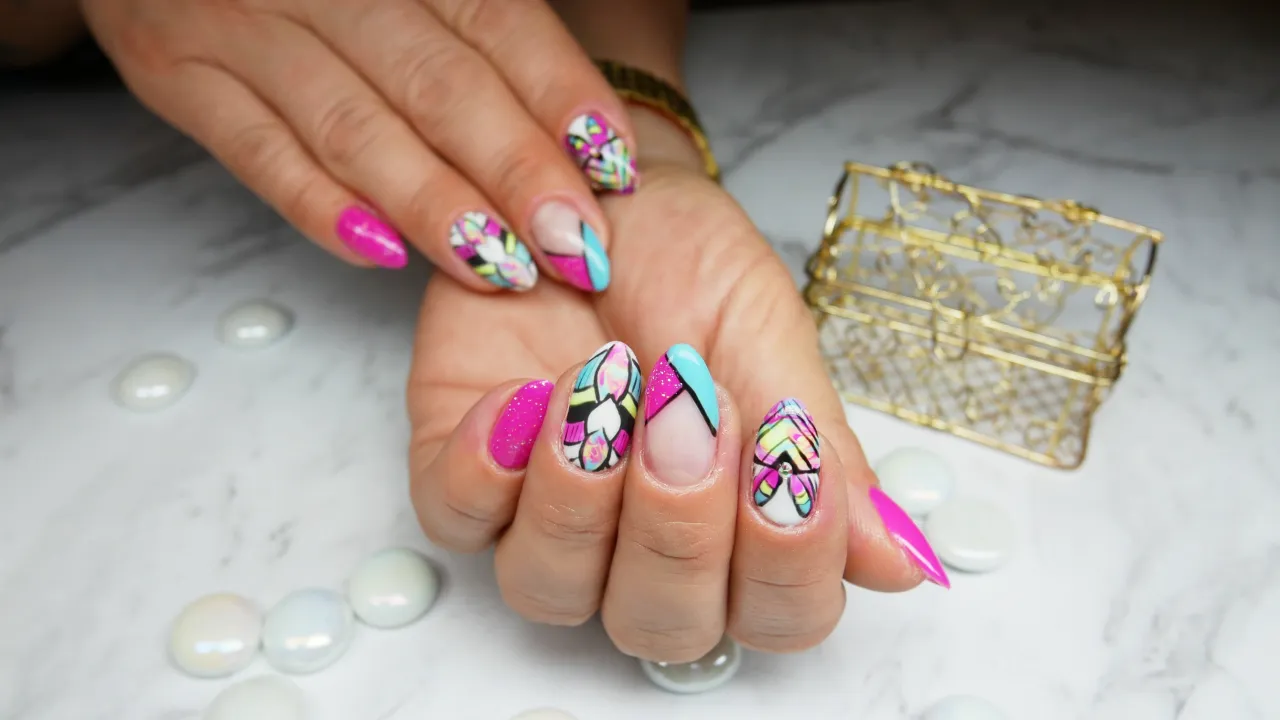 Zdjęcie Jak malować hybrydy w domu: 5 kroków do idealnego manicure