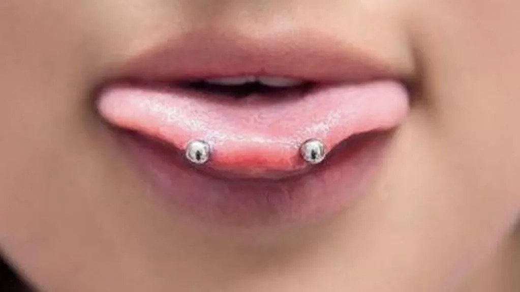 Zdjęcie Ile kosztuje piercing języka? Sprawdź ceny i uniknij niepotrzebnych wydatków
