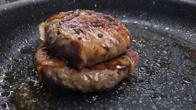 Zdjęcie Jak smażyć mięso na burgery, aby były soczyste i pełne smaku