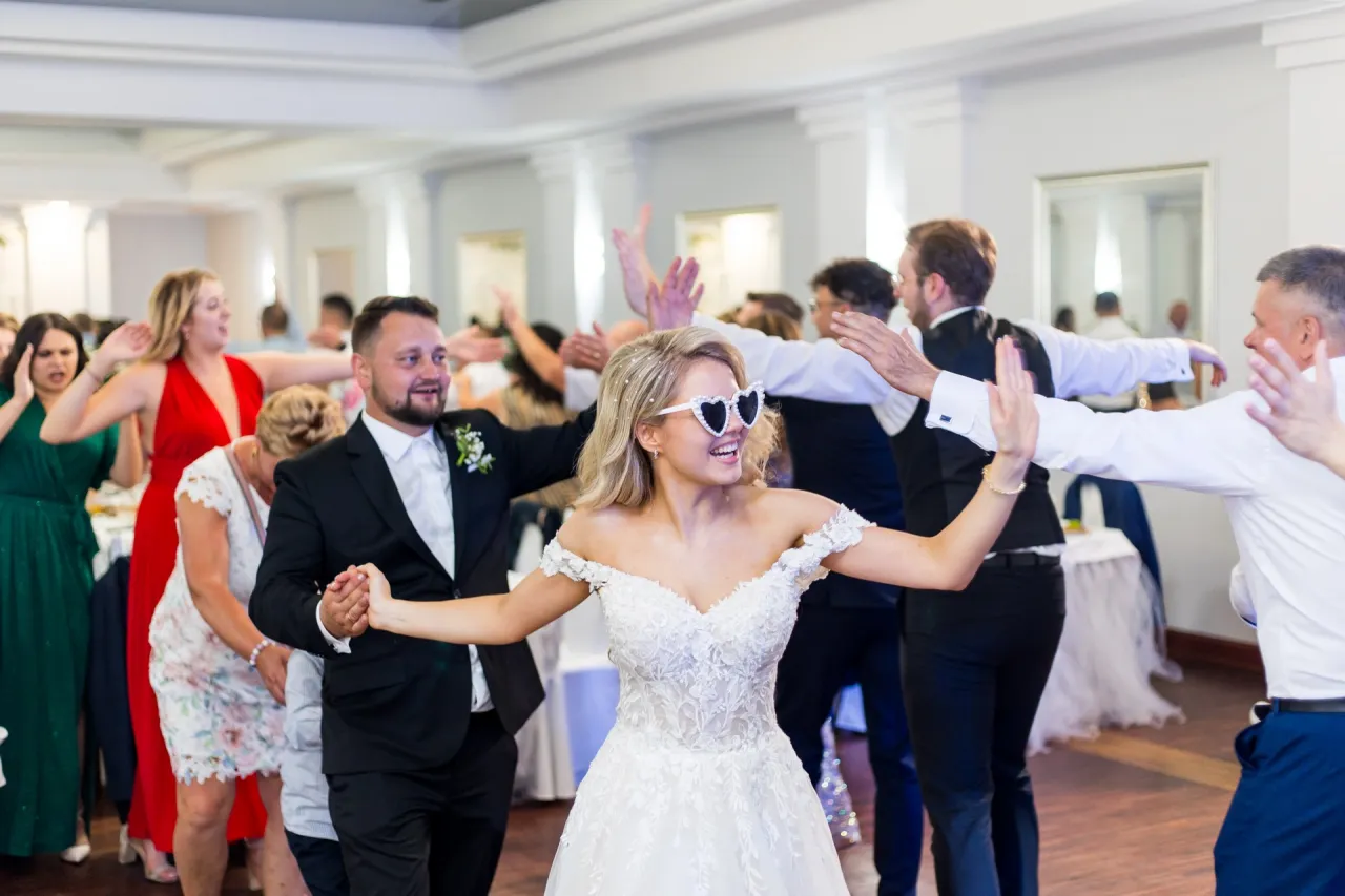 Zdjęcie Ile bierze fotograf za wesele? Sprawdź ceny i uniknij rozczarowania