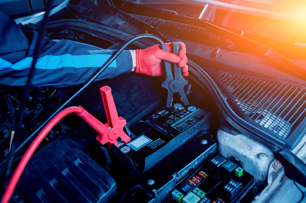 Zdjęcie Jak długo alternator ładuje akumulator? Czas ładowania i porady