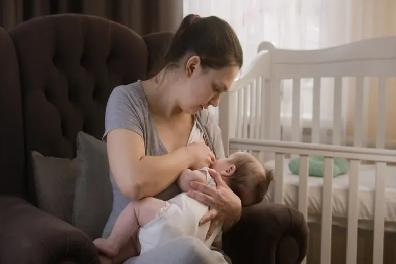 Zdjęcie Bezpieczne sposoby na ból ucha podczas karmienia piersią – co możesz stosować?