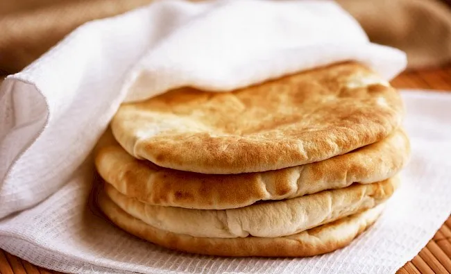 Zdjęcie Ile kalorii ma pita? Odkryj, jak wpływa na twoją dietę