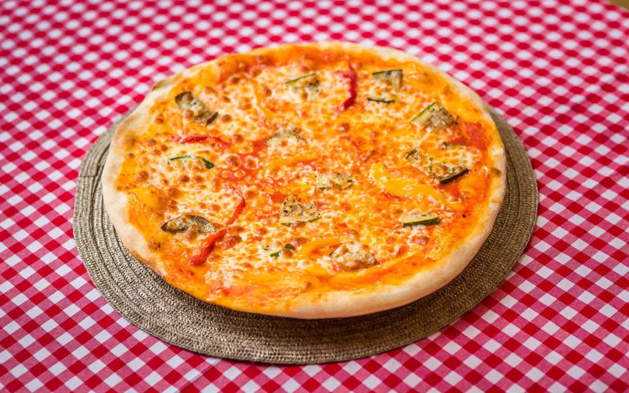 Zdjęcie Ile cm ma duża pizza w Domino's? Poznaj wszystkie szczegóły!