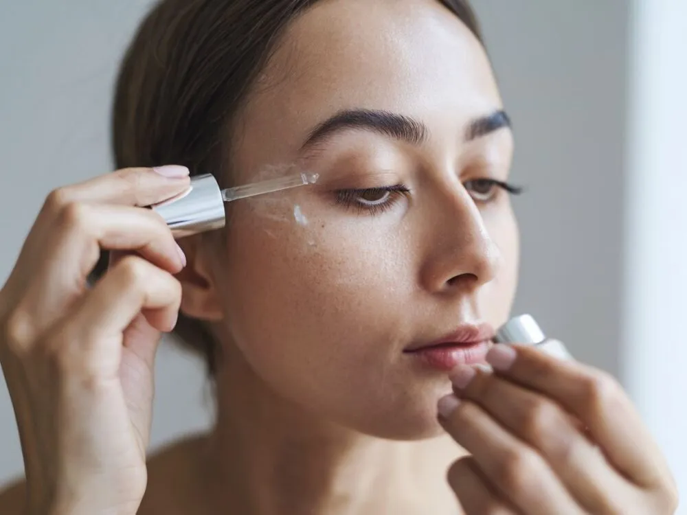 Zdjęcie Jak dbać o rzęsy po przedłużaniu, by uniknąć ich wypadania?