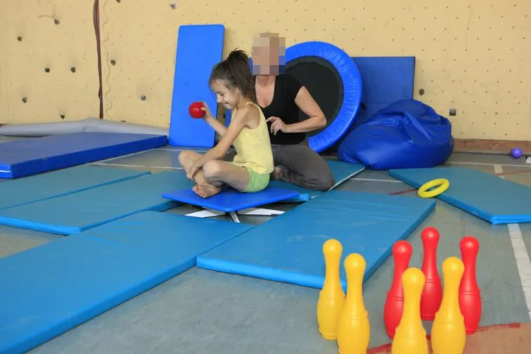 Zdjęcie Deska sensoryczna: Zrób to sam! Pomysły, korzyści i instrukcje