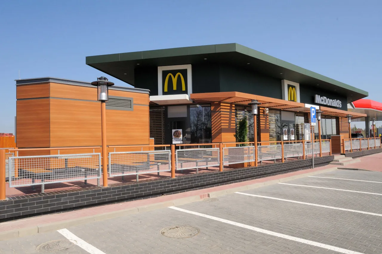 Zdjęcie Ile kosztuje budowa McDonald's? Kluczowe czynniki wpływające na cenę