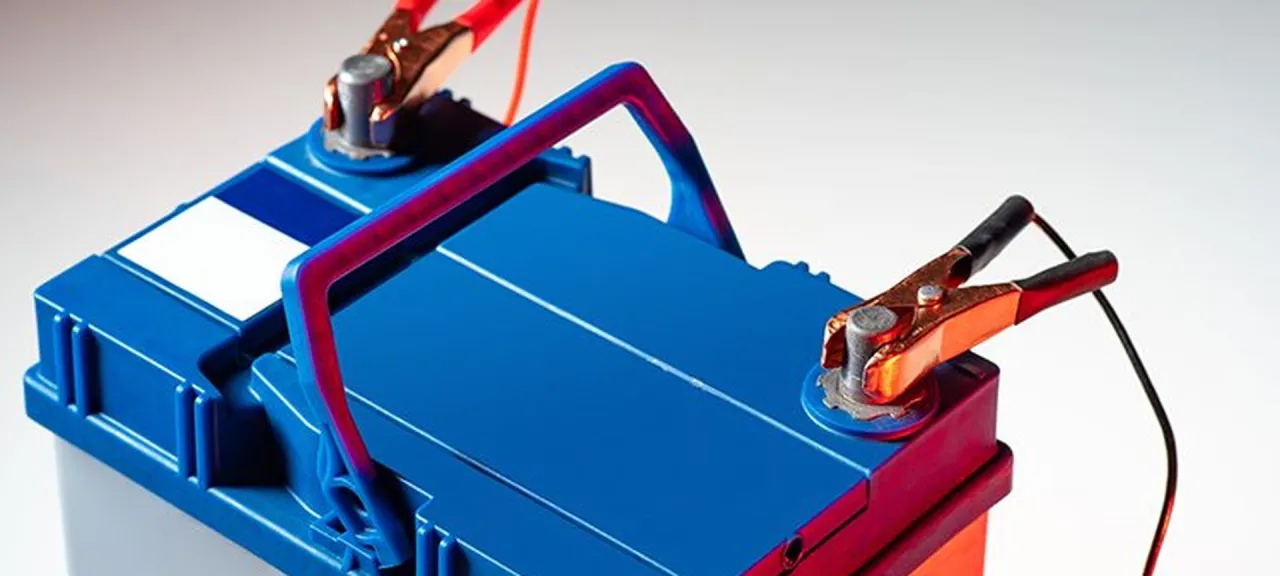 Zdjęcie Jak długo ładować akumulator motocyklowy 12V, aby uniknąć uszkodzeń?