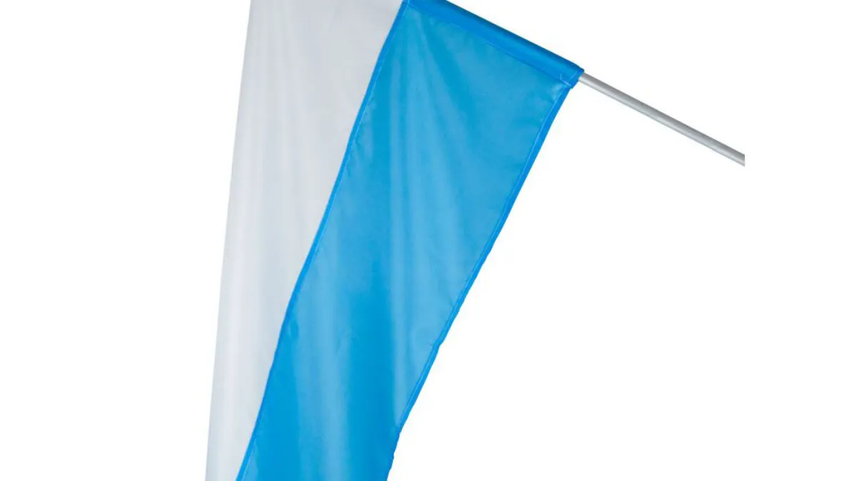 Zdjęcie Co oznacza biało-niebieska flaga w kościele? Jej głębokie znaczenie