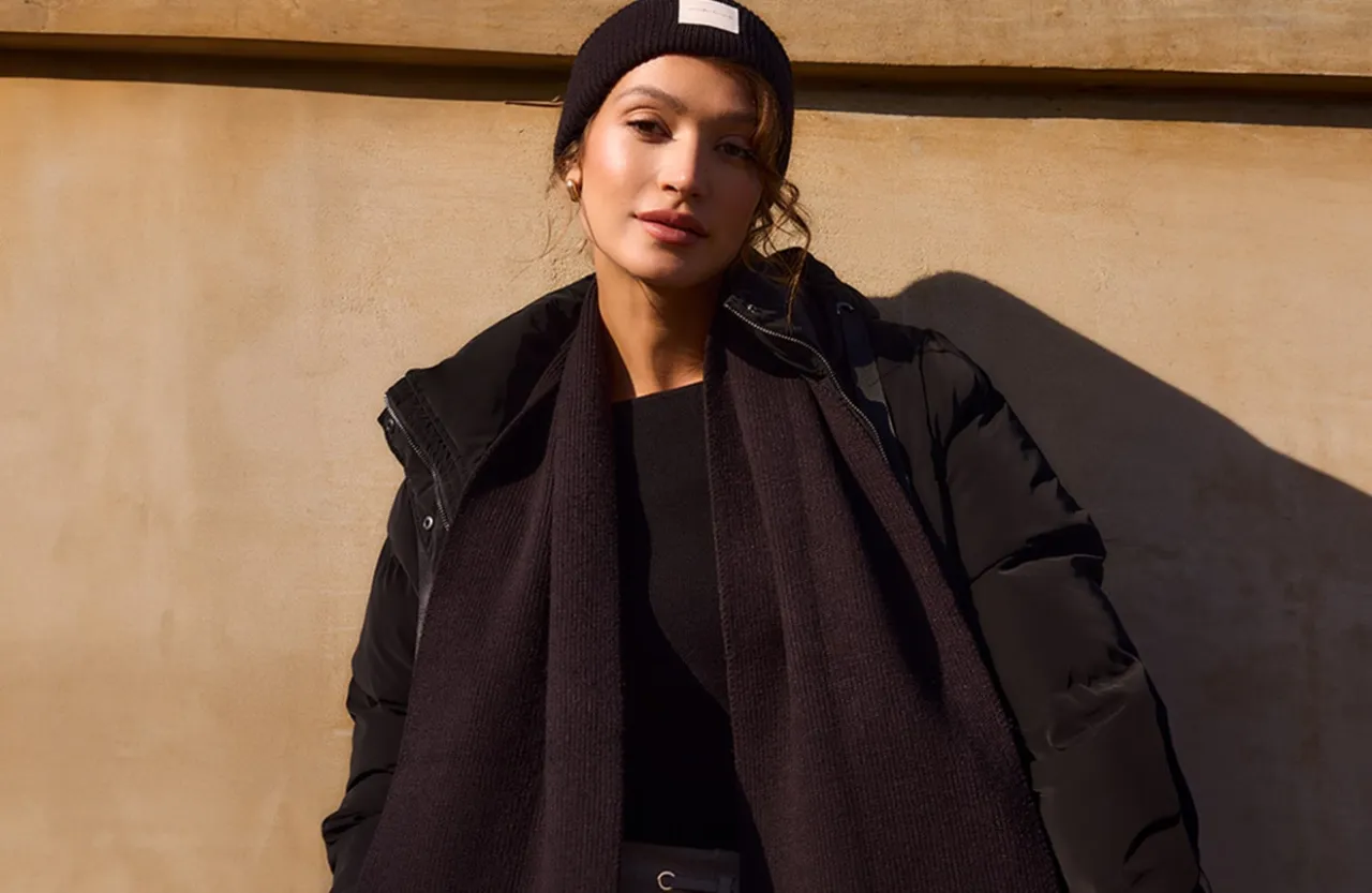 Zdjęcie Jak nosić szalik: 7 stylów, które odmienią Twoje outfity