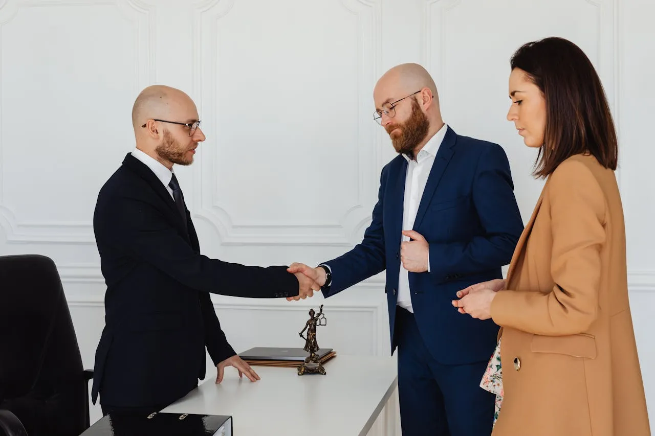 Zdjęcie Czym się różni prawnik od adwokata? Kluczowe różnice i uprawnienia