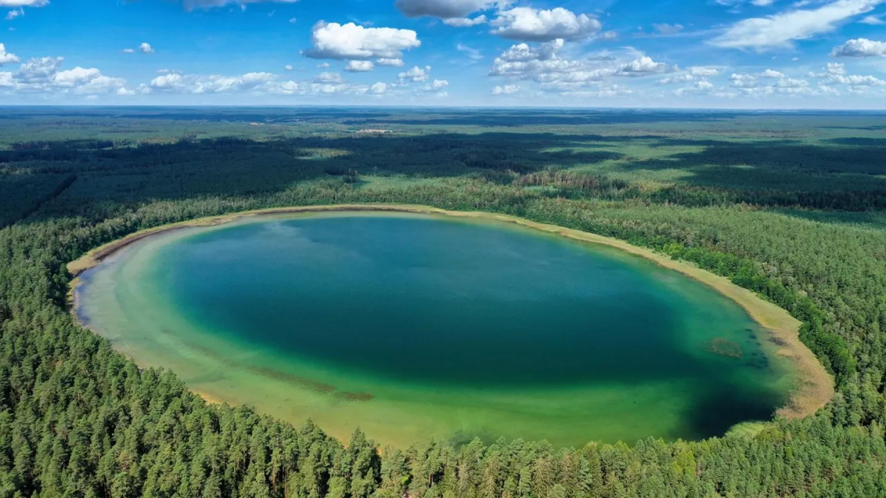 Zdjęcie Jezioro Płaskie Podlasie - odkryj jego niezwykłe piękno i atrakcje