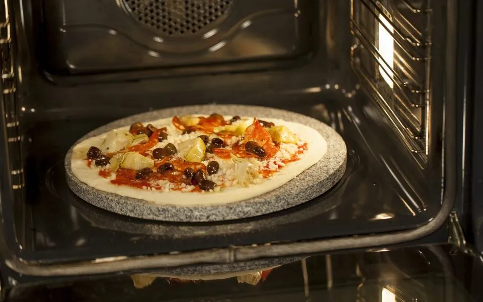 Zdjęcie Dlaczego pizza przywiera do kamienia? Oto najczęstsze przyczyny i rozwiązania