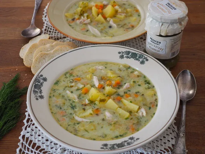 Zdjęcie Z czym zupa ogórkowa? Odkryj najlepsze dodatki, które zaskoczą