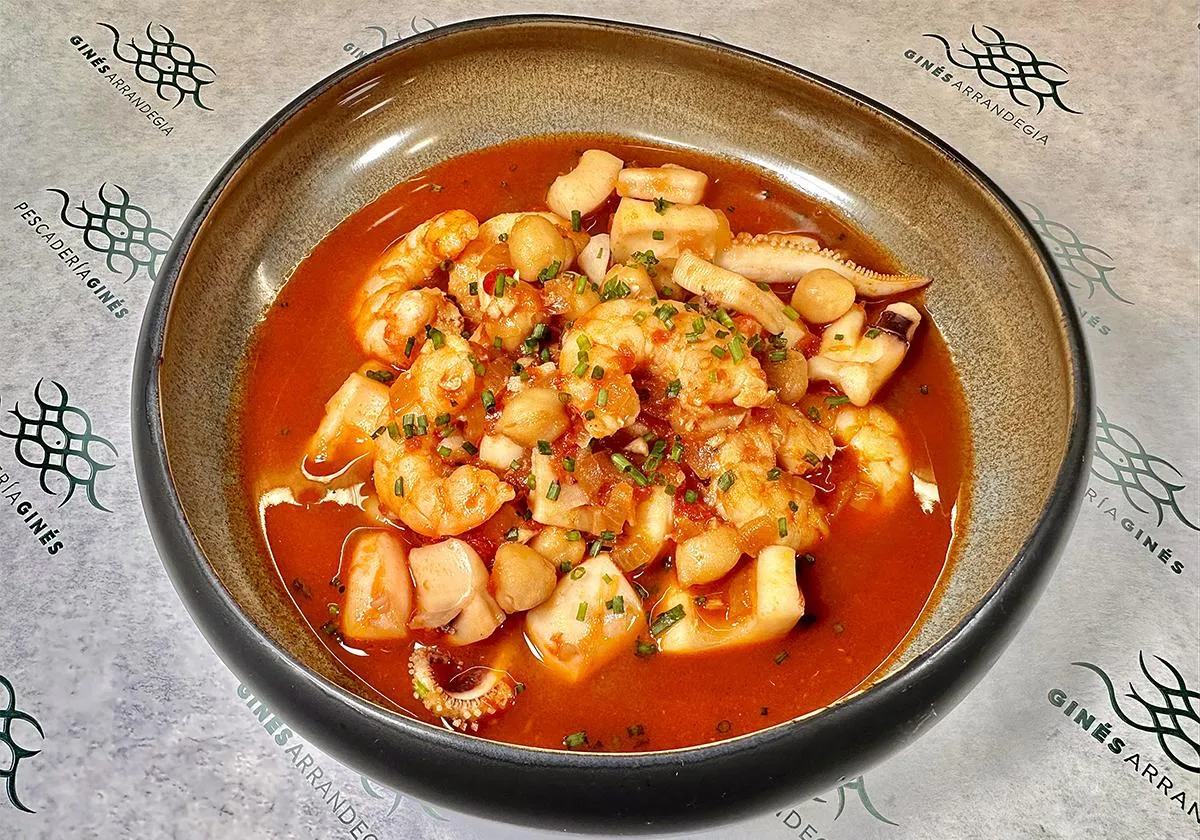 Zdjęcie Receta fácil de garbanzos con gambas y calamares que sorprenderá