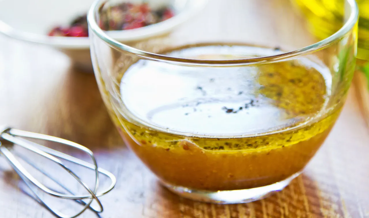 Zdjęcie Jak zrobić sos do sałatki greckiej, który zachwyci Twoich gości