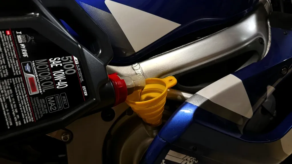 Zdjęcie Wymiana oleju w motocyklu co 2 lata: czy to bezpieczne dla silnika?