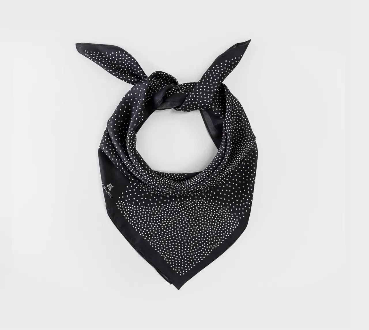 Zdjęcie Apaszka Toteme: Pikanteria w Twoim stylu - kluczowy element każdej stylizacji!