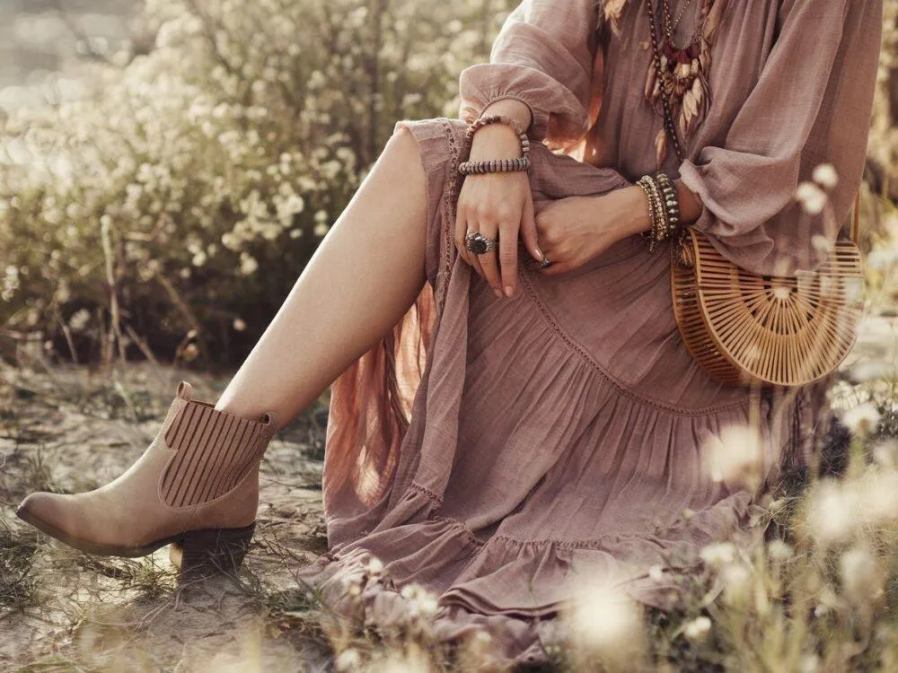 Zdjęcie Jakie buty do sukni ślubnej boho, aby wyglądać stylowo i czuć się komfortowo?