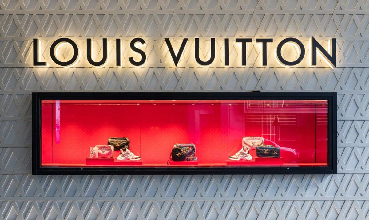 Zdjęcie Ile zarabia się w Louis Vuitton? Zaskakujące wynagrodzenia i benefity