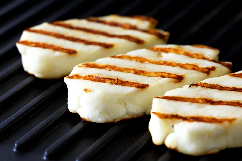 Zdjęcie Halloumi co to jest? Poznaj smak, właściwości i zastosowania sera