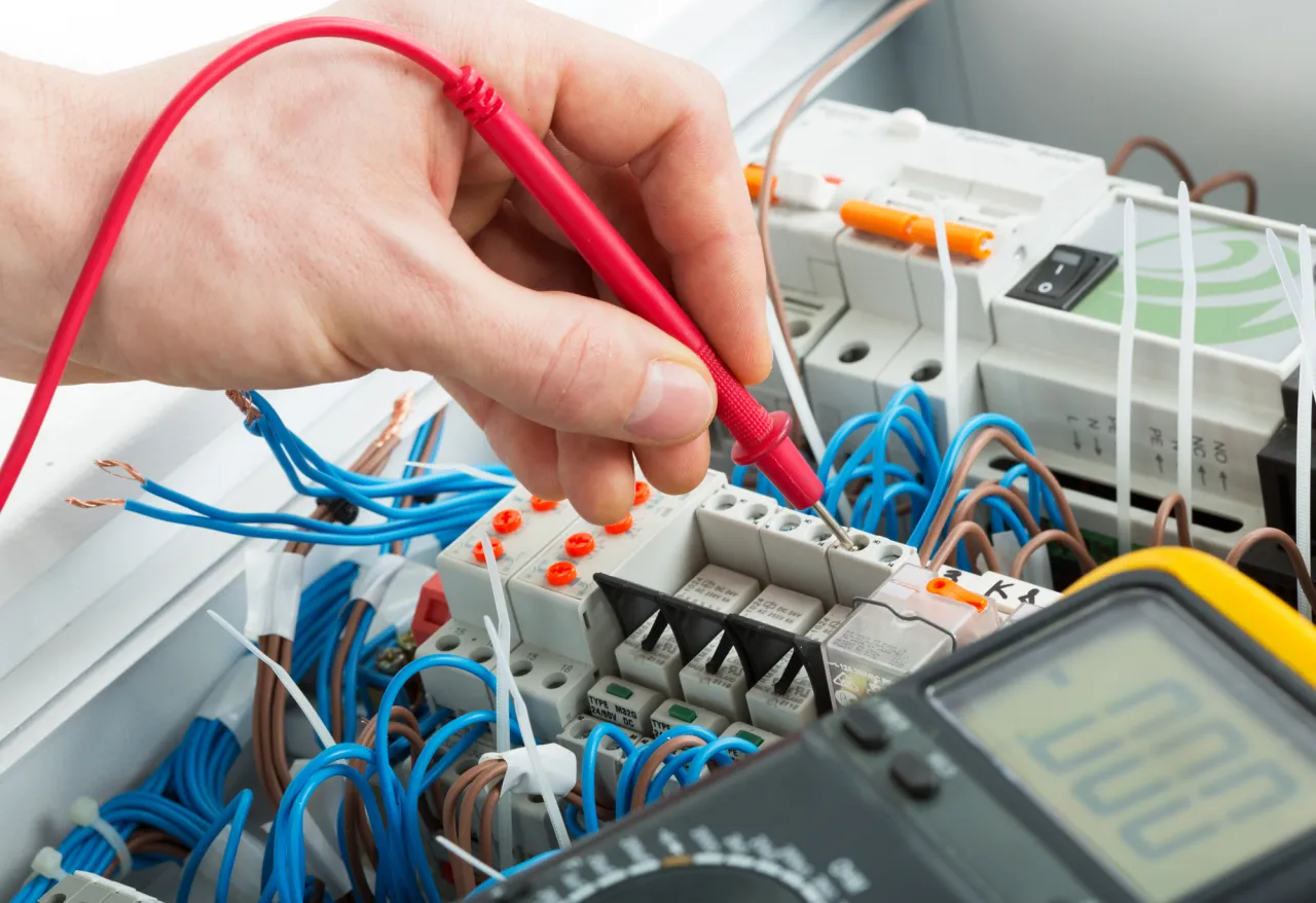 Zdjęcie Ile kosztuje roboczogodzina elektryka? Sprawdź, co wpływa na ceny