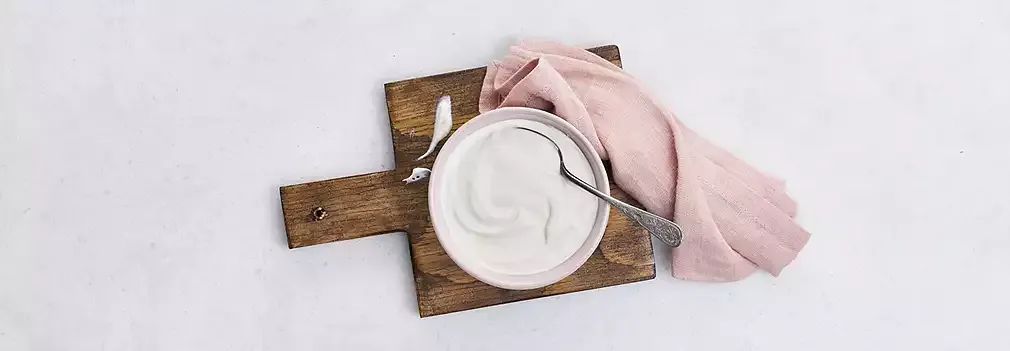 Zdjęcie Jaka śmietana na masło: słodka czy kwaśna? Odkryj różnice i wybór