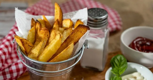 Zdjęcie Jak smakują frytki z frytkownicy beztłuszczowej? Zaskakujące porównanie smaków