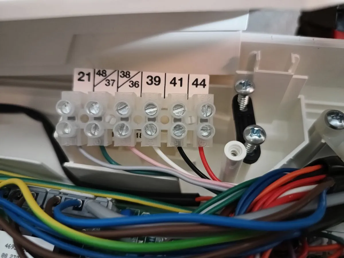 Zdjęcie Jak podłączyć sterownik bezprzewodowy do pieca gazowego - uniknij błędów