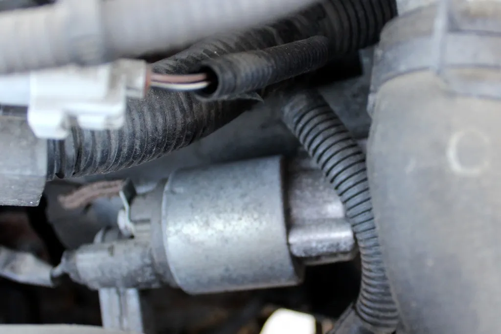 Zdjęcie Gdzie jest rozrusznik Toyota Corolla E12 - szybka lokalizacja i demontaż