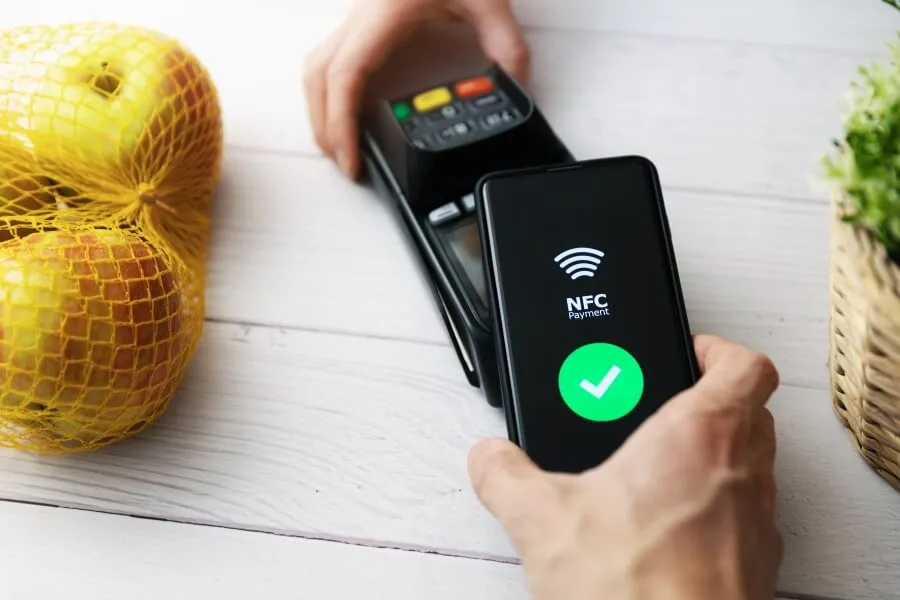 Zdjęcie Jak działa komunikacja NFC? Poznaj tajniki technologii i jej zastosowania.