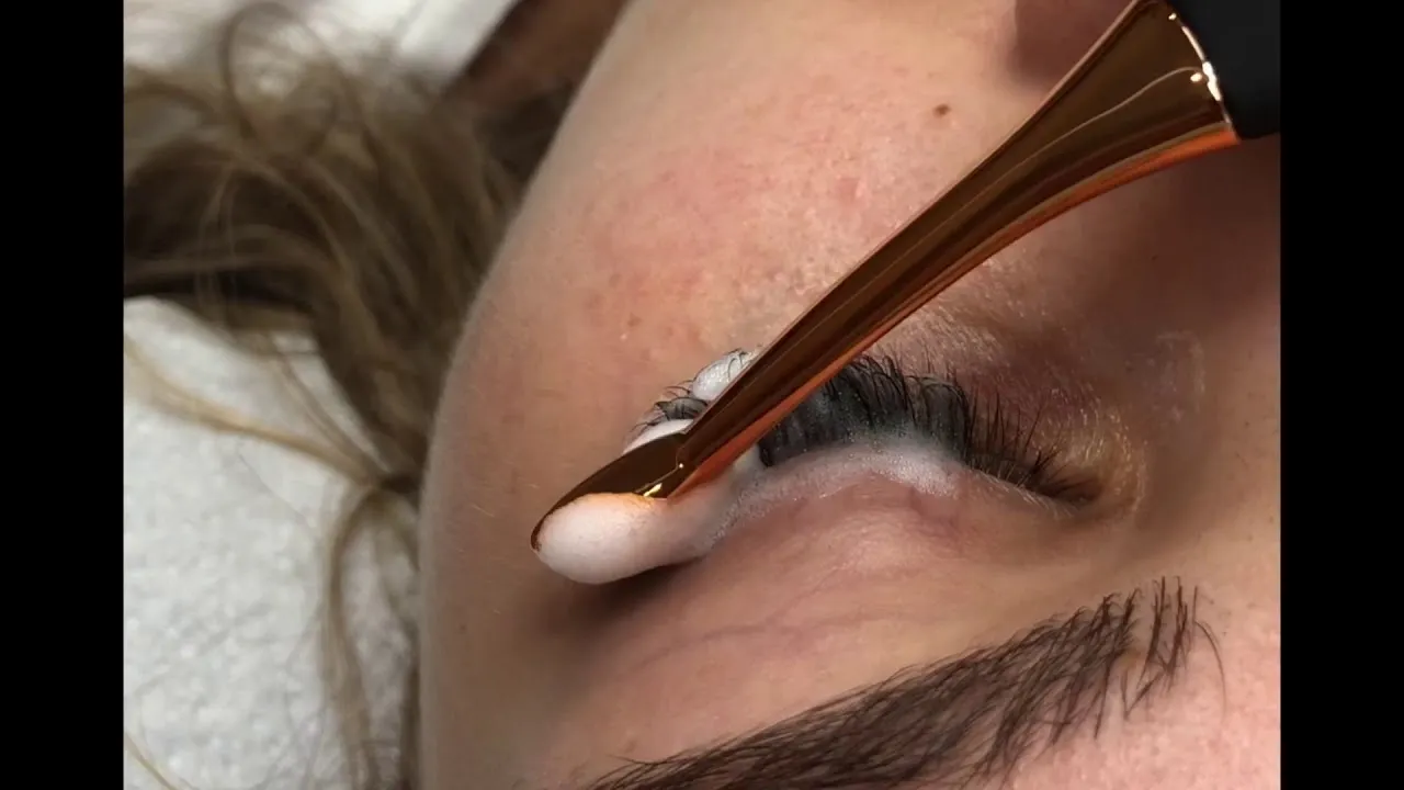 Zdjęcie Jak ściągnąć sztuczne rzęsy bez szkody dla naturalnych rzęs