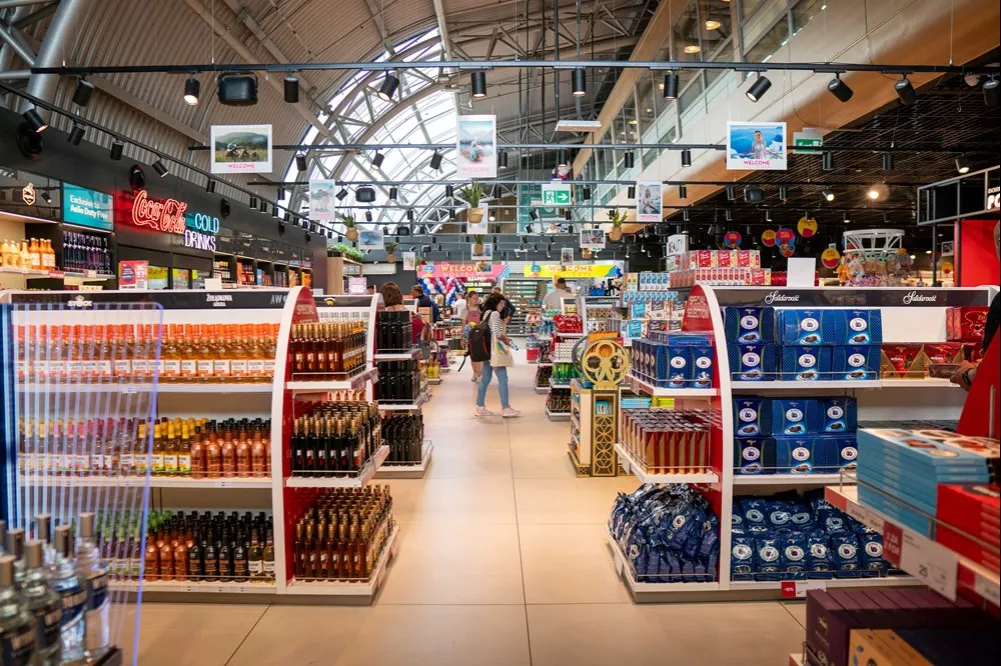 Zdjęcie Lotnisko Modlin - jakie sklepy znajdziesz i co warto kupić?