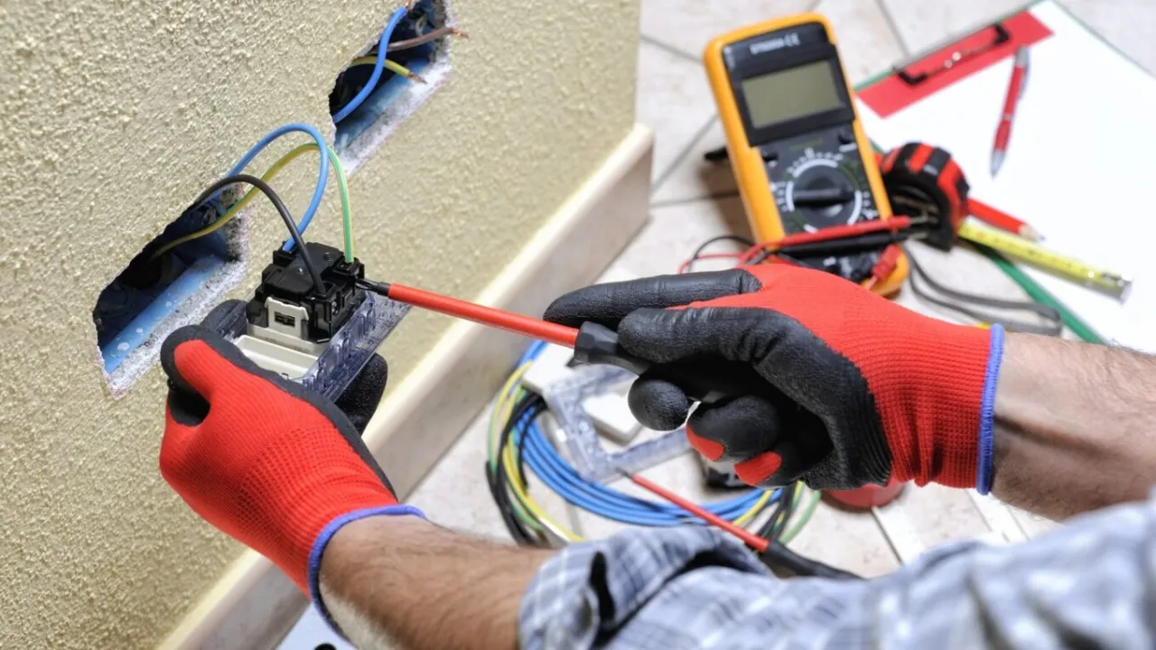 Zdjęcie Czy elektryk to trudny zawód? Odkryj wyzwania i nagrody tej pracy