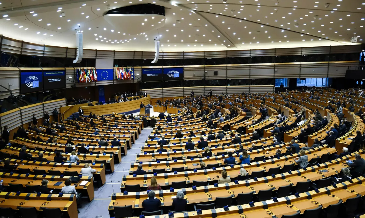 Zdjęcie Ile zarabia Tusk w parlamencie europejskim? Zaskakujące kwoty ujawnione!