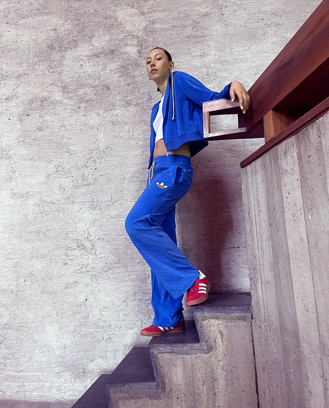 Zdjęcie Adidas Gazelle stylizacje: 10 inspirujących outfitów na każdą okazję