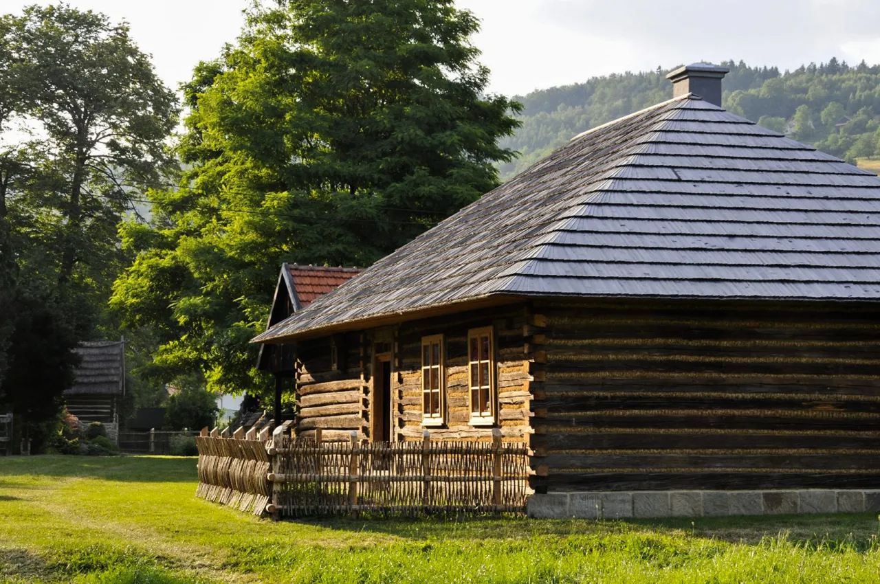 Zdjęcie Skansen na Jędrzejkówce: Odkryj fascynującą historię i atrakcje