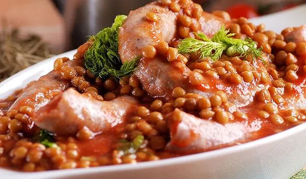 Zdjęcie Transformez vos restes de saucisse grillée en un plat savoureux et rapide