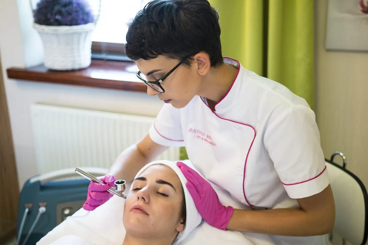 Zdjęcie Co lepsze: botox czy kwas hialuronowy? Zobacz, co wybrać na zmarszczki