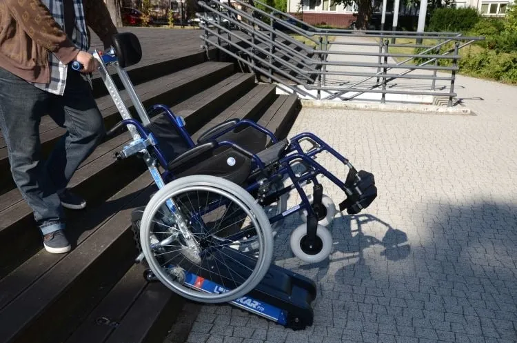 Zdjęcie Jak wjechać wózkiem inwalidzkim po schodach bezpiecznie i skutecznie