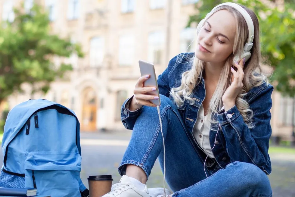 Zdjęcie Ożyw czat: Pomysły na rozmowę z chłopakiem, co napisać?